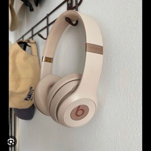 COPY - Like new Beats Solo 3 beige gold.